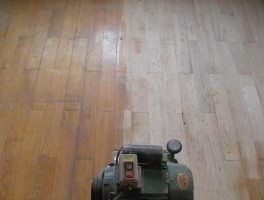 实木地板怎么翻新修复（老旧实木地板掉皮如何翻新）