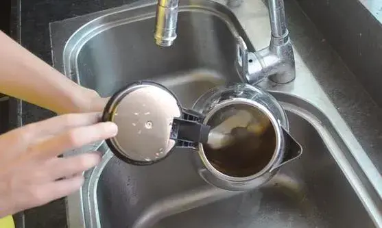 怎样去除电水壶的水垢（四个小妙招快速去除水垢）